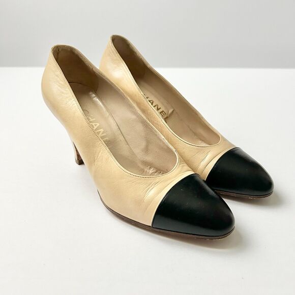 Vintage Chanel Classic Nude and Black Leather Toe Cap Heels Pumps Size 6 - Picture 1 of 8